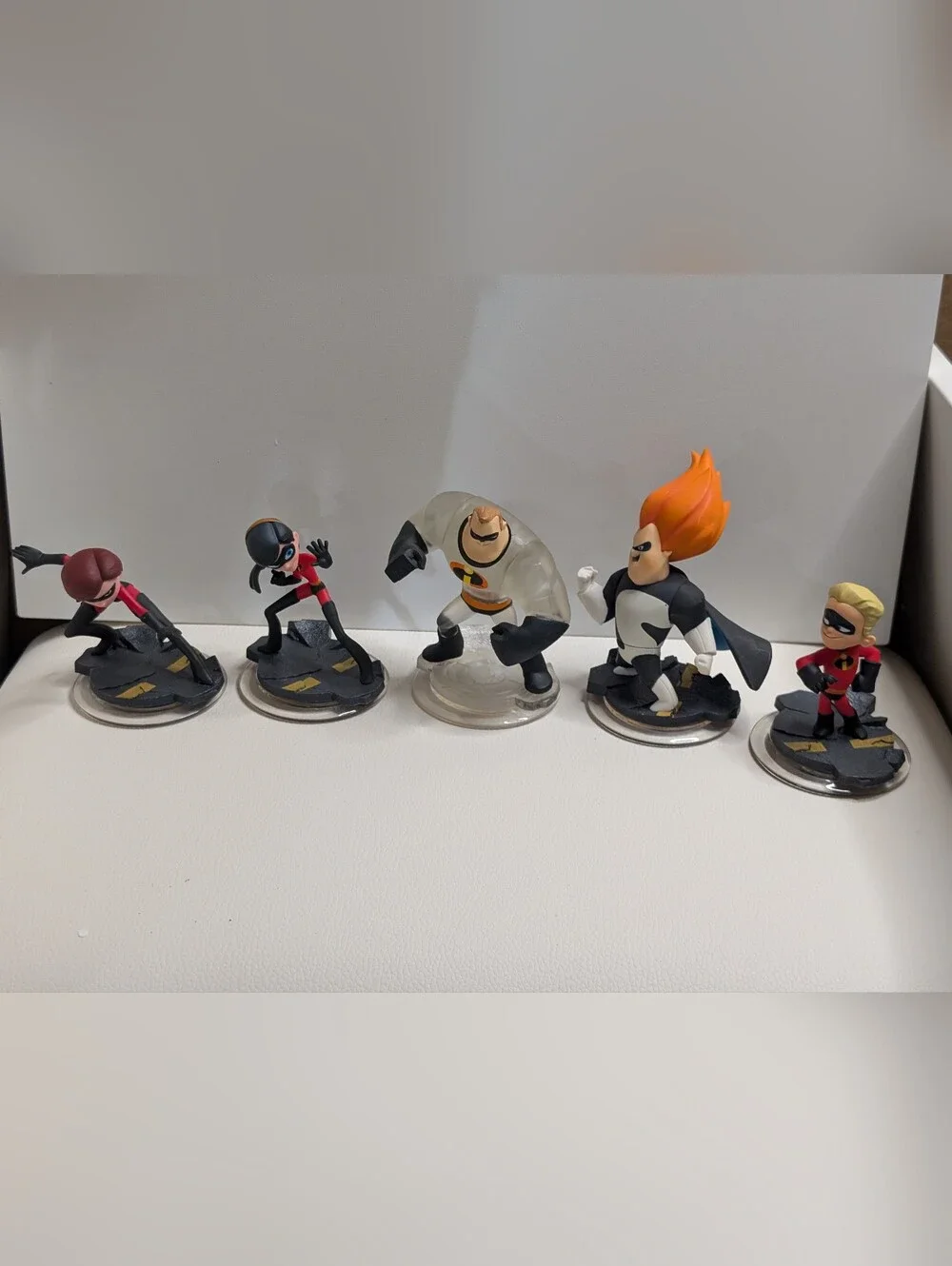 Disney Infinity The Incredibles Game Pieces Mr. Incredible, And Four Other